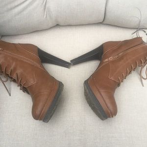 Last chance** Brown Heeled Platform Lace-Up Boots